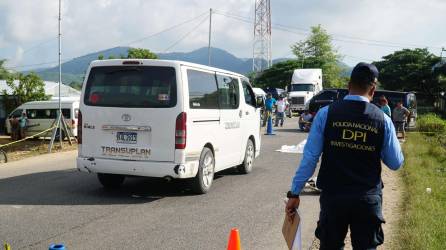 Walter González murió cerca de su bus y a pocos metros quedó el carro con el que colisionó, sus compañeros llegaron a la escena.