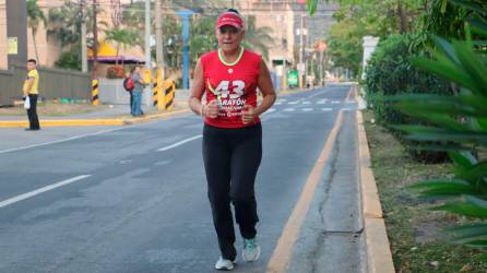 <span class=mln_uppercase_mln>Doña Karla recorriendo la ruta por donde pasará la Maratón el 19 de junio.</span> Fotos Melvin Cubas