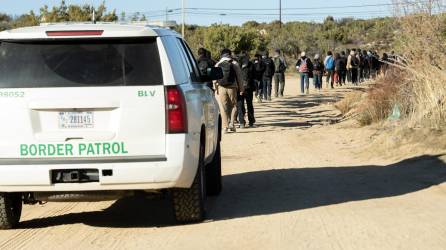 Cientos de migrantes llegan a diario a la frontera entre California y México para entregarse a la Patrulla Fronteriza.