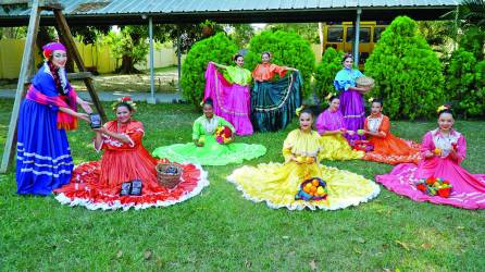 <b>Folclor.</b> En la fotografía, las bailarinas representan con sus coloridos vestuarios y accesorios un mercado tradicional de los pueblos de Honduras.