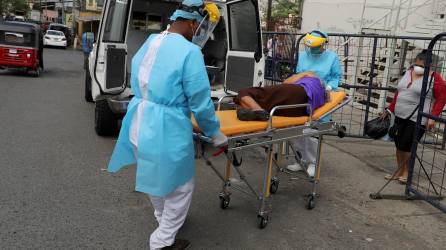 Personal de salud recibe pacientes sospechosos de covid-19 en Tegucigalpa (Honduras). Fotografía de archivo.