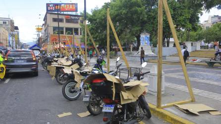 El parque está siendo cercado con láminas, pero siempre hay carpas y puestos de venta frente al pasaje Valle y las tiendas. Fotos: Moisés Valenzuela.