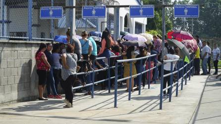 Las empresas que operan en Honduras no logran absorber la oferta laboral que se caracteriza por tener un alto porcentaje con baja escolaridad.