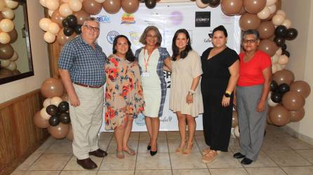 José Paredes, Mariela Paredes, Luz Tercero, Rosaura Paredes, Adriana Paredes y Rosaura Flores.