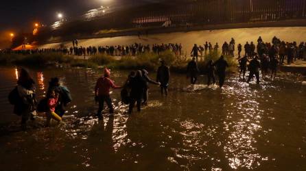 Miles de migrantes cruzaron hacia Estados Unidos este fin de semana, agudizando la crisis en la frontera sur.