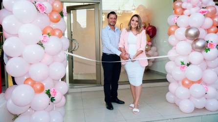 Anfitriones. Óscar Barahona junto con su esposa Lovely Granados cortan la cinta inaugural del salón de belleza Lovely Beauty Studio.