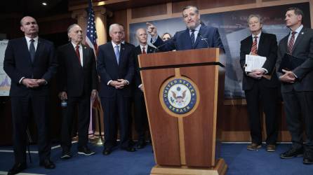 El Senador de Texas, Ted Cruz, habla sobre el impeachment a Mayormas por la crisis en la frontera en una rueda de prensa.