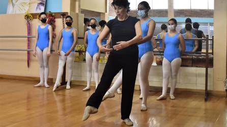 La maestra y coreógrafa Flor Alvergue imparte una clase de ballet en el Centro contemporáneo de Danza.