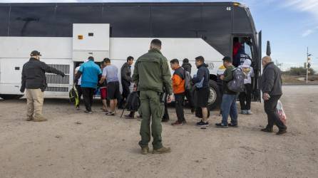 Miles de migrantes han cruzado la frontera sur de EEUU en las últimas semanas.