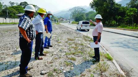 El gerente regional de la Enee, Leonardo Ramos junto con un equipo de trabajo inspeccionó la zona ayer. Franklin Muñoz.