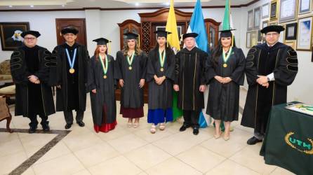 La Universidad Tecnológica de Honduras (UTH) el viernes 23 de junio graduó a más de 200 talentosos estudiantes provenientes de diversas disciplinas, entre licenciaturas, ingenierías y maestrías.