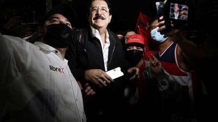 Fotografía de archivo muestra al expresidente hondureño, Manuel Zelaya Rosales, rodeado de simpatizantes del Partido Libre.