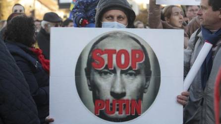 Un manifestante sostiene una pancarta durante una manifestación en apoyo de Ucrania frente a la Embajada de Rusia contra la operación militar de Rusia en Ucrania.