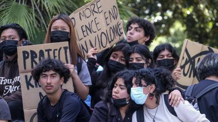 Estudiantes participan en una protesta para exigir un mayor control de armas en Estados Unidos tras la masacre escolar en Uvalde en la que fueron asesinados 19 niños y sus dos maestras.