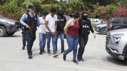 Los presuntos estudiantes fueron trasladados hasta las instalaciones de la Dirección Policial de Investigaciones en San Pedro Sula.