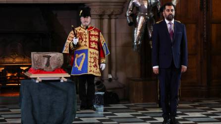 El primer ministros de Escocia Humza Yousaf durate una ceremonia especial en el castillo de Edimburgo.