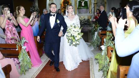 Julio Rodríguez y Samira Mendoza saliendo de la iglesia Espíritu Santo, donde se juraron amor eterno ante el Creador.