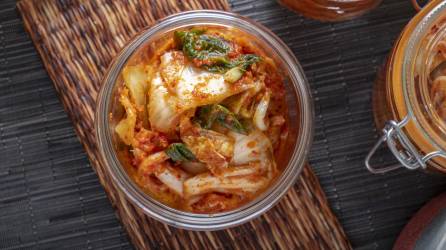 El kimchi es una preparación coreana a base de repollo chino que brinda un sinnúmero de bondades para el organismo.