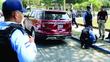 En esta camioneta intentaron huir los individuos que se enfrentaron a los policías asignados como seguridad de la diputada Silvia Ayala.