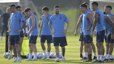 La Selección de Argentina se estrena este martes en el Mundial de Qatar al enfrentar a Arabia Saudita por el Grupo C. Medios argentinos han filtrado la alineación que mandaría Scaloni.