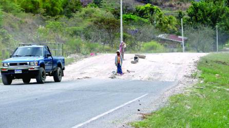 Hundimiento por falla geológica en El Derrumbo, salida de Santa Rosa de Copán a Cucuyagua.