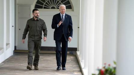 Volodimir Zelenski fue recibido con una ceremonia de bienvenida en los jardines de la mansión presidencial por Joe Biden.