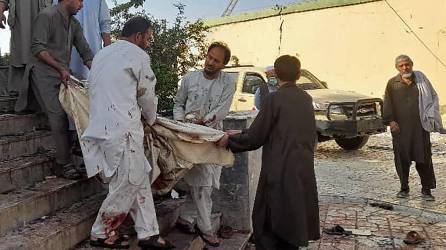 El grupo terrorista Estado Islámico se responsabilizó de un ataque contra una mezquita que dejó decenas de muertos y heridos en Afganistán.