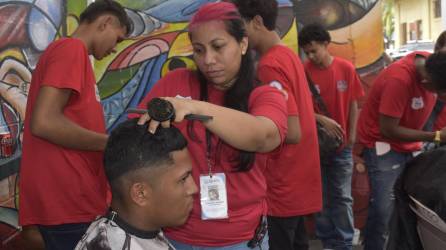 Maryory Jarquín es estilistas, pero está aprendiendo a cortar estilos de masculinos, para ofrecer los servicio de barbería en su salón de belleza que tiene en La Ceiba.