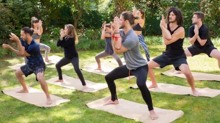 El yoga ayuda a reducir la presión arterial y la frecuencia cardiaca, mejora la confianza en usted mismo, mejora la coordinación, reduce el estrés y ayuda a dormir mejor, entre otros.