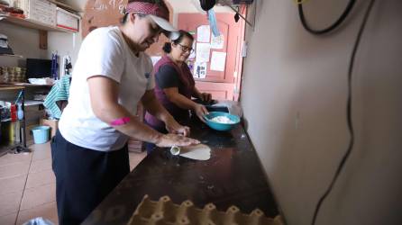 Rose Uribe amasa para crear alimentos, venderlos y agenciarse fondos para construir la escuela. Ahora, todos los sábados venderá nieves en su cafetería, ubicada junto a la Despensa Familiar.