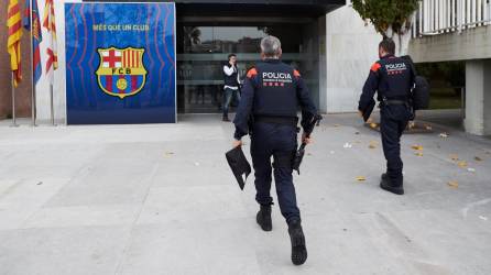 Miembros de la Policía allanan las oficinas del Barcelona en un hecho ocurrido en el 2021.