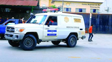 Familiares reclamaron los cuerpos en la morgue.