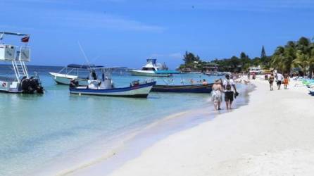 Las playas de Roatán siempre están en la lista de los destinos a visitar en Semana Santa 2024.