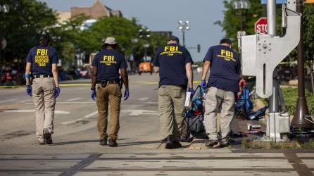 Cuatro agentes del FBI caminan por una calle de Estados Unidos | Fotografía de archivo
