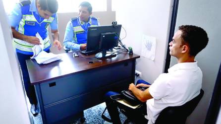 <b>Agentes atienden a un conductor que solicita su licencia de conducir. Foto: Moisés Valenzuela.</b>