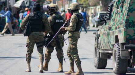 La capital haitiana, Puerto Príncipe, continúa sumida en un espiral de violencia desatada por las pandillas armadas, ante lo cual Estados Unidos anunció el domingo la evacuación de parte del personal de su embajada y reforzó la seguridad.
