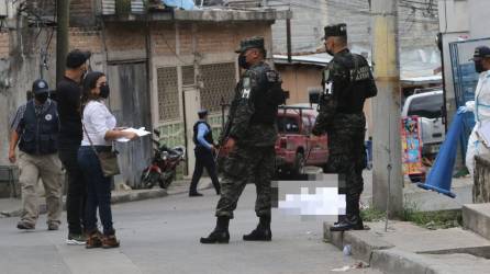 Escena de la masacre, en donde fueron asesinadas tres personas en Tegucigalpa. Fotografía: LA PRENSA.