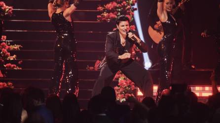 Chayanne durante su presentación en Premio Lo Nuestro.