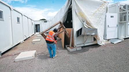 <b>ABANDONO.</b> El hospital móvil de Juticalpa, Olancho, jamás funcionó. Marco Bográn cuando era llevado a juicio.