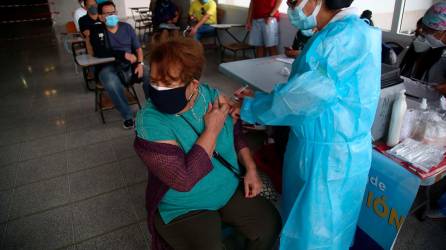 Vacunación. Los mayores de 50 años están llegando a los centros para aplicarse el biológico