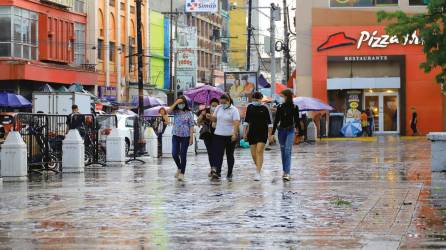 <b><span class=mln_uppercase_mln>Clima.</span></b> Los sampedranos comenzaron a sacar sus sombrillas ayer para protegerse de la lluvia que caía desde tempranas horas en la ciudad.