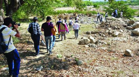 Los universitarios hacen trabajos de campo para analizar las causas y buscar soluciones a la contaminación del río Motagua.