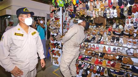 Un equipo técnico de los Bomberos supervisó por casi dos horas las conexiones eléctricas en negocios de mercado El Centro. Fotos: Moisés Valenzuela.