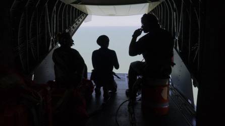 Los miembros de la Guardia Costera son vistos durante un procedimiento para un sobrevuelo de búsqueda y rescate de las áreas de la costa del golfo de Florida después del huracán Ian.