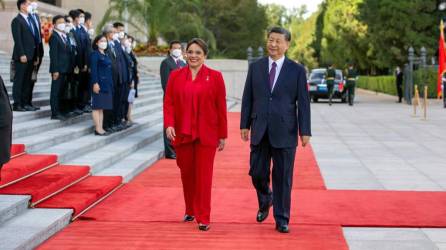 Xiomara Castro, presidenta de Honduras, junto al mandatario chino, Xi Jinping.