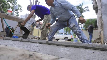 Obreros construyen una vivienda en San Pedro Sula.