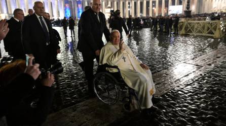 El Papa Francisco salió a la Plaza del Vaticano para saludar a los fieles.