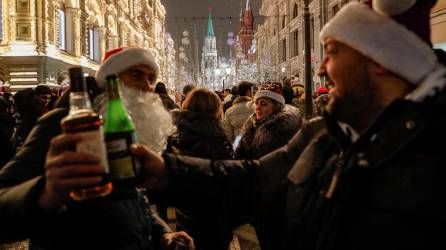 La gente se reúne cerca de la Plaza Roja en la víspera de Año Nuevo en Moscú, Rusia, el 31 de diciembre de 2021.