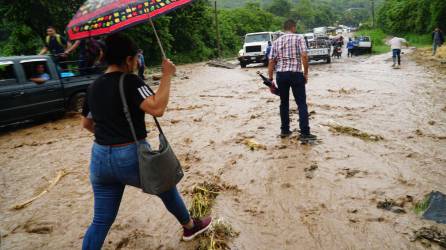 Calles desbordadas de agua por las lluvias en Honduras | Fotografía de archivo