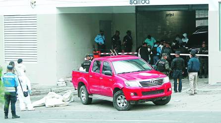 Los cuerpos de las cuatro víctimas quedaron en la superficie de la salida del edificio torre Morazán, donde fueron interceptados por un comando armado en la madrugada del jueves.
